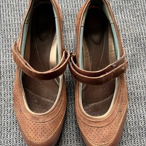 Ariat tan flat shoes, size 9.